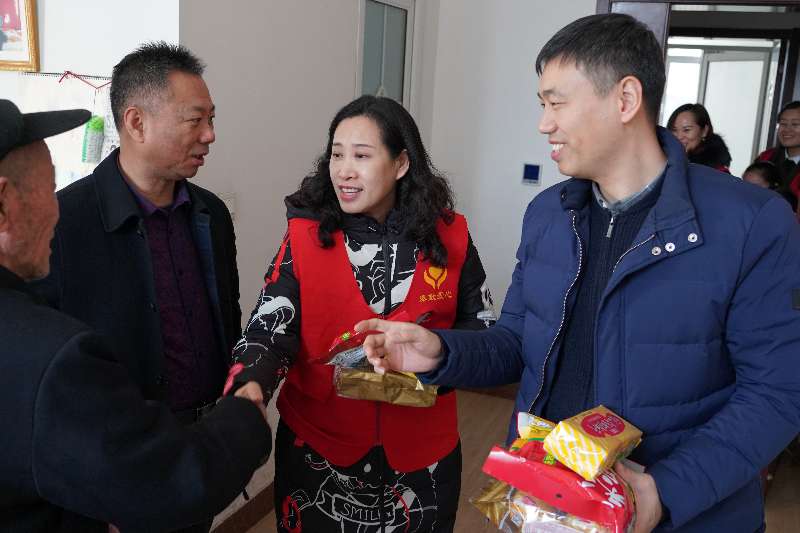 愛(ài)心暖夕陽(yáng)，情系敬老院